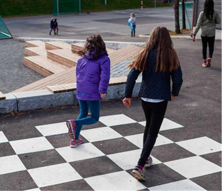 Barn som leker i skolegården